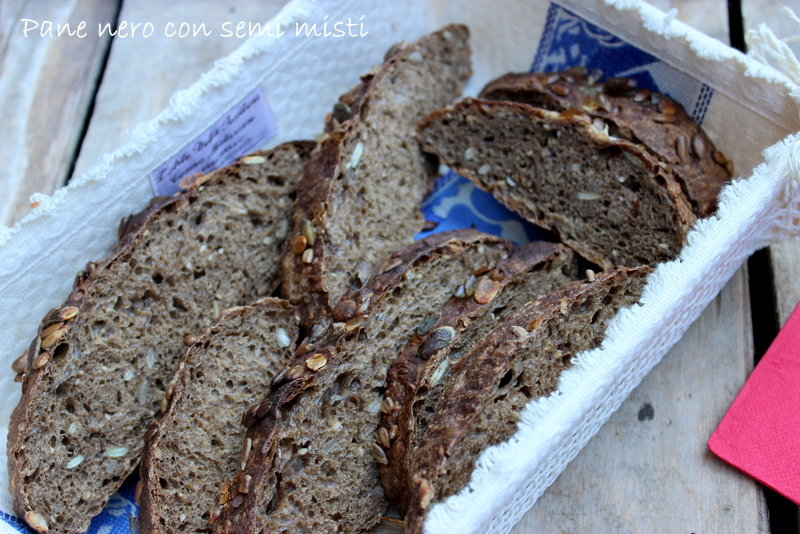 pane nero ai semi misti